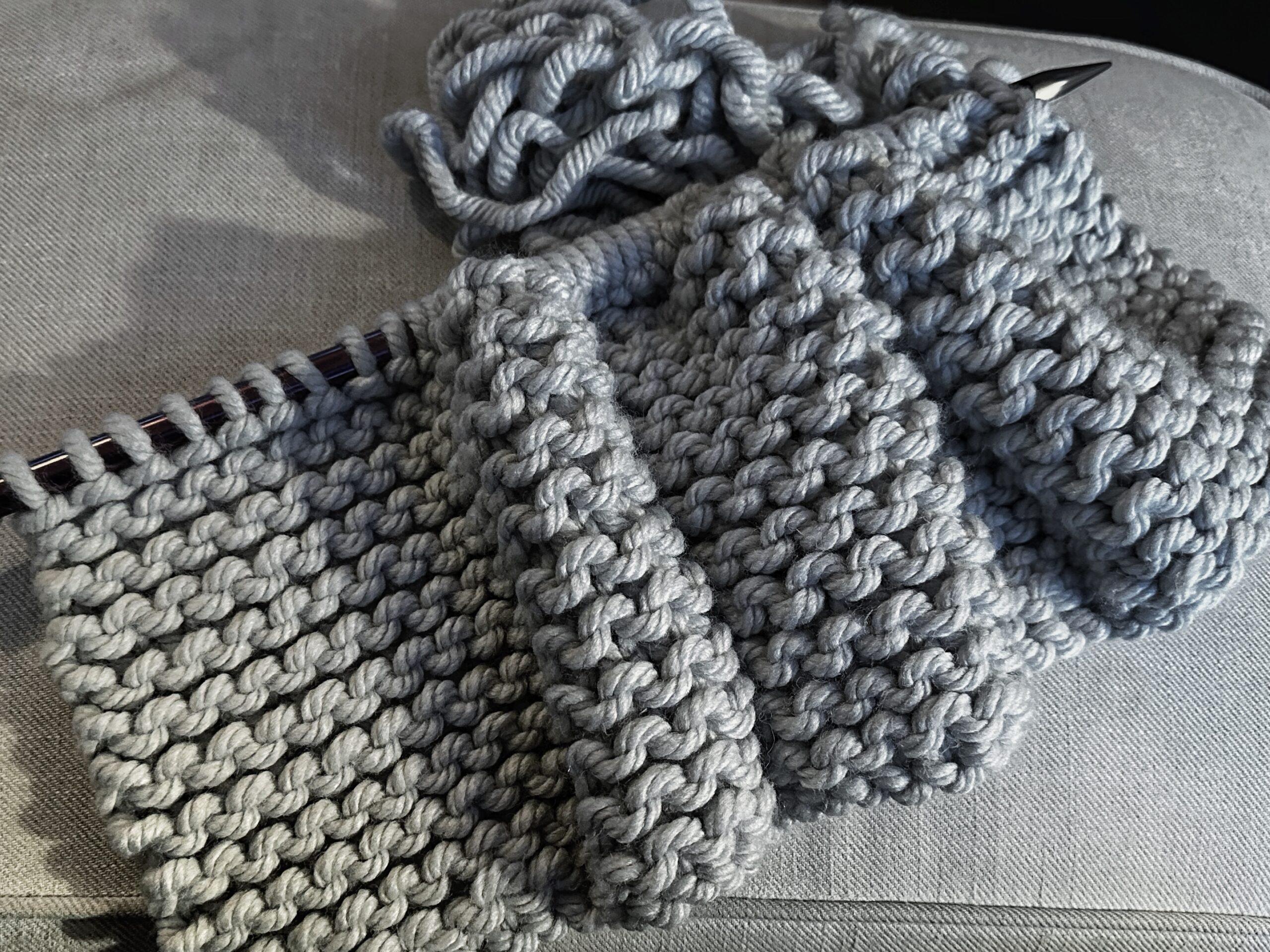 Tour de cou tricot en cours aiguilles - projet débutant Woolschool